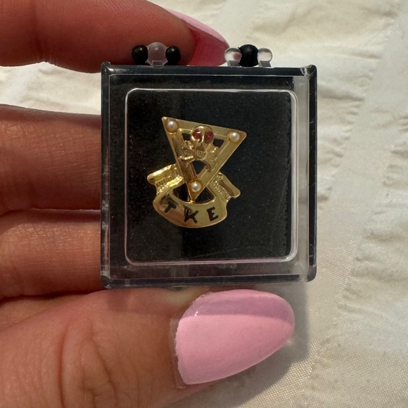 Antique Tau Kappa Epsilon Fraternity Pin in Gold - Picture 5 of 5